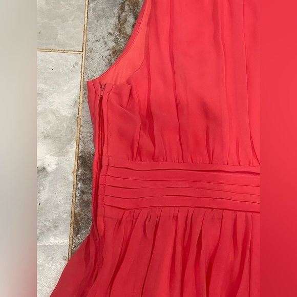 Elegant Red Sleeveless Dress - Picture 8 of 10